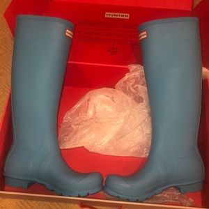 Hunter sky blue zip boots: (women’s US size 9)